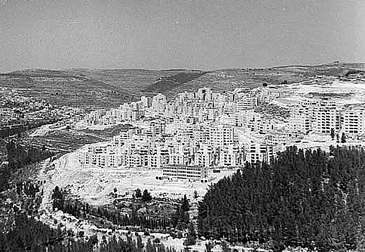 Batı Şeria’daki bir vadinin tepesindeki Yahudi yerleşim alanı.